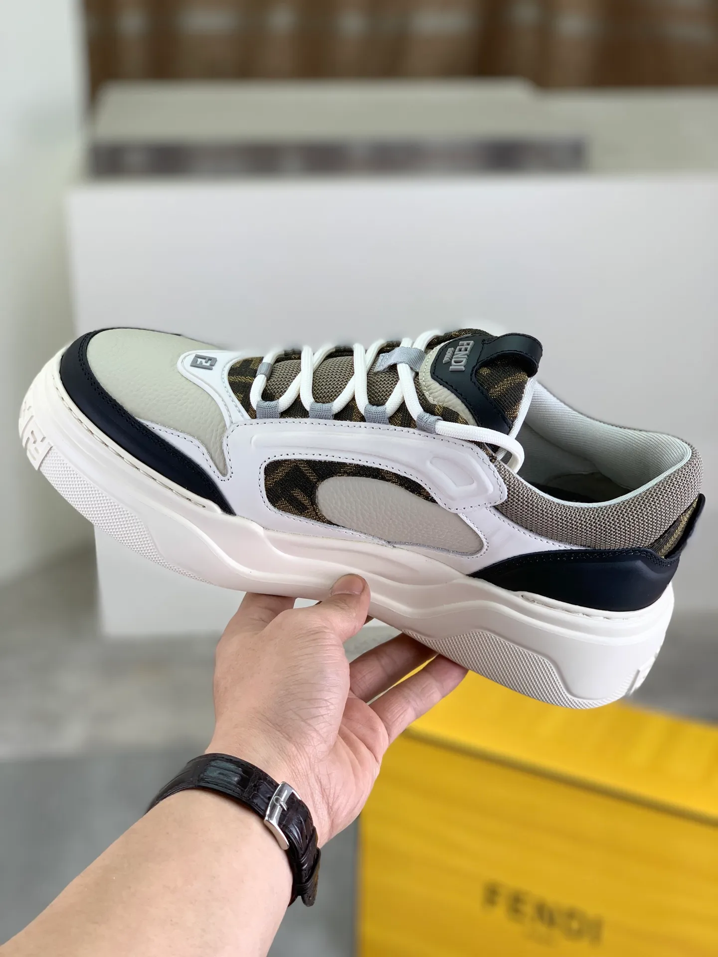 Men's men's shoes 💰P760 new style 💰💎💎💎 summer hot style [FENDI Fendi] top version 🆕New sneakers, wavy soles engraved with original words. Embossed Fendi Flow lettering on the heel. The upper is made of high-end calfskin and breathable materials. Original lining with tone-on-tone details decorated with innovative handcrafting techniques. Ultra-light and wear-resistant TPU and IP foam soles, overall lightweight and comfortable. Size:39-44 (38 45 can be customized)